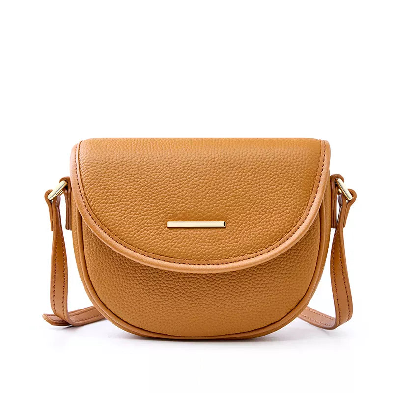 Celvera Tas Dames - Compacte Halfmaan Crossbody met Flap en Gouden Plaatje | Chic