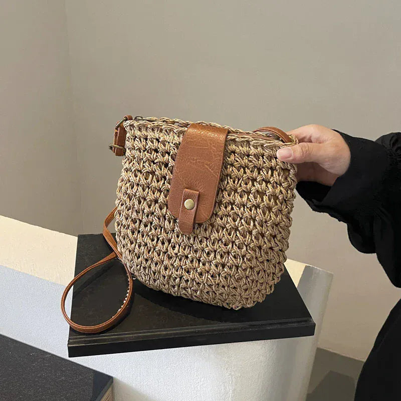 Celvera Tas Dames - Gevlochten Crossbody met Klep en Drukknoop | Zomer