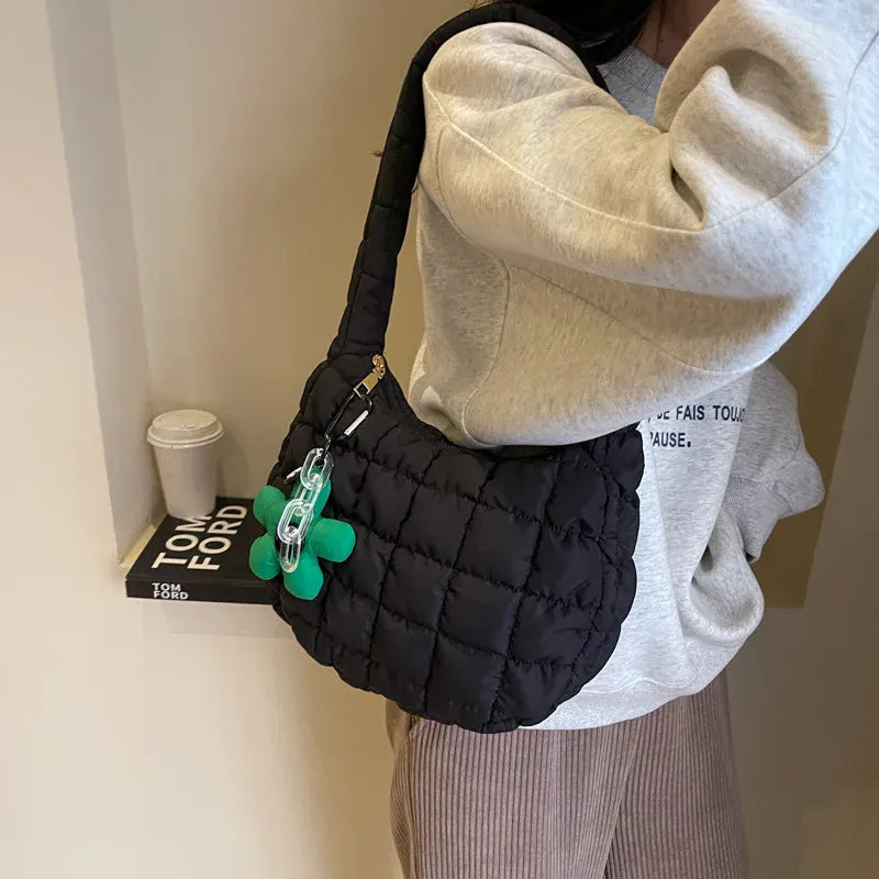 Celvera Tas Dames - Gewatteerde Hobo Tas met Bloem Bedeltje | Casual