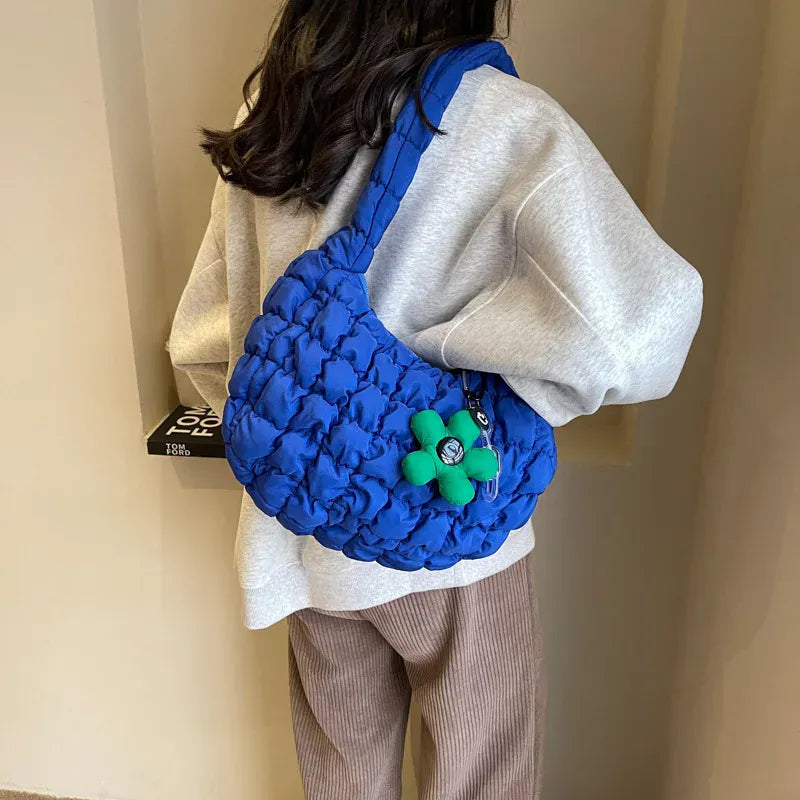 Celvera Tas Dames - Gewatteerde Hobo Tas met Bloem Bedeltje | Casual
