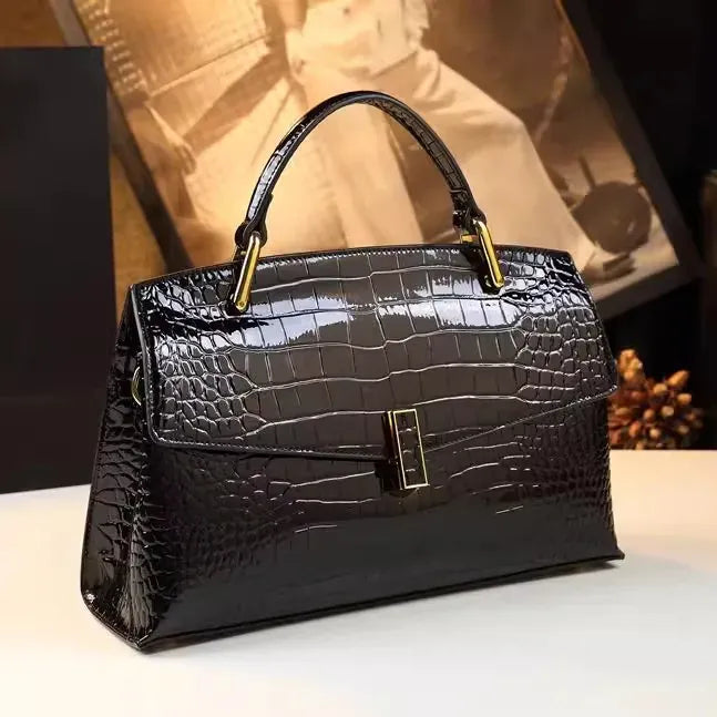 Celvera Tas Dames - Flap Tas met Logo Band en Bedeltje | Chique