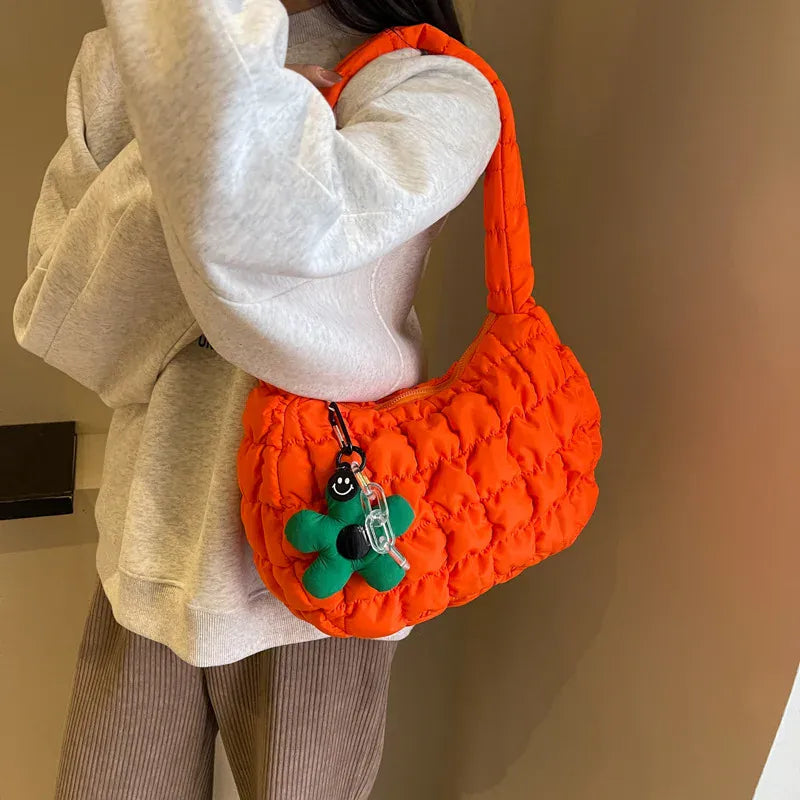 Celvera Tas Dames - Gewatteerde Hobo Tas met Bloem Bedeltje | Casual