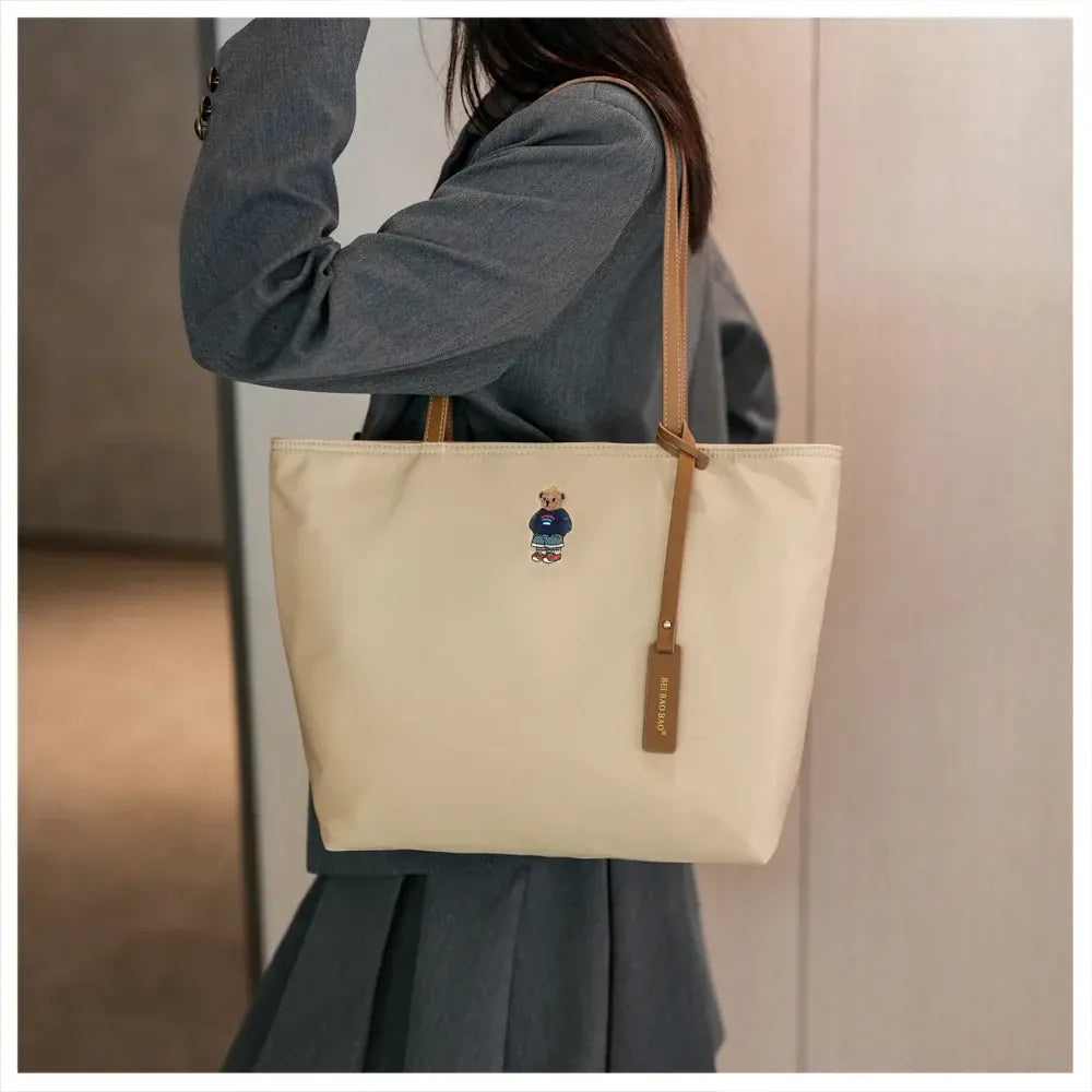 Celvera Tas Dames - Ruime Tote Bag met Label en Bedeltje | Casual