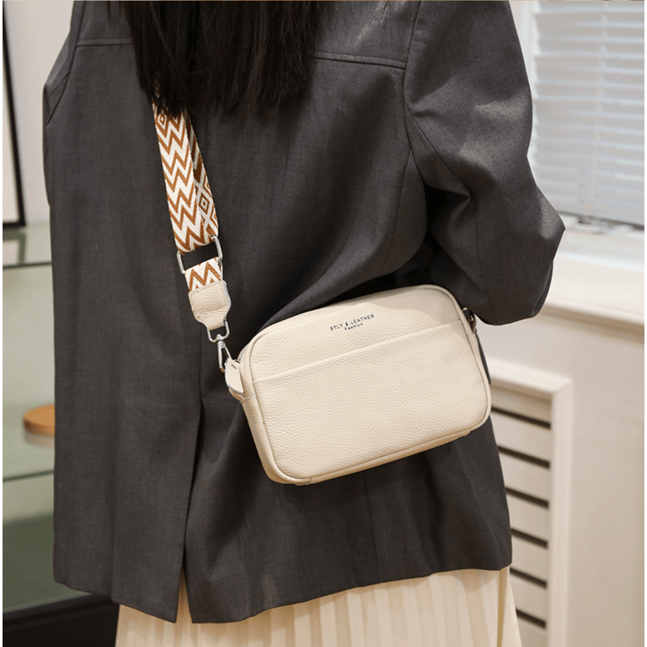 Celvera Crossbody tas van soepel leder met strak silhouet