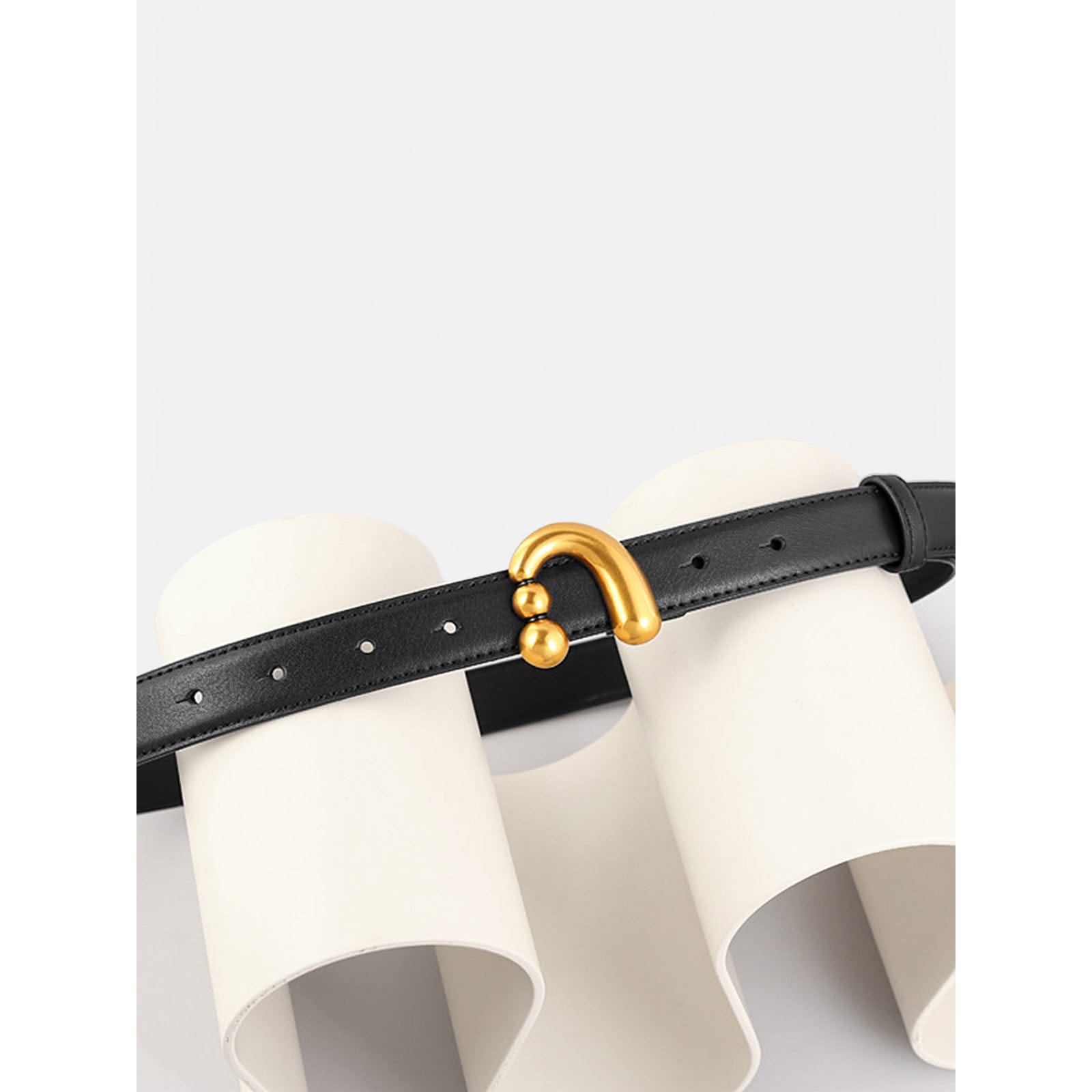 Celvera Riem, gouden hoefijzerspeld met drie bolletjes, leer, Dames