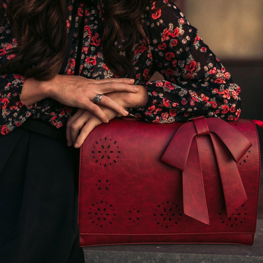 Celvera Tas Dames - Gestructureerde Flap Bag met Strik en Lasercut Detail | Chique