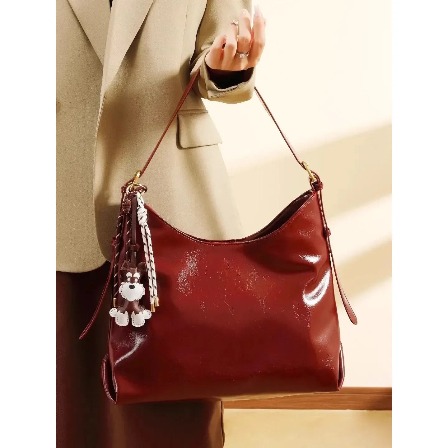 Celvera Tas Dames - Glanzende Schoudertas met Parel Sleutelhanger | Chique
