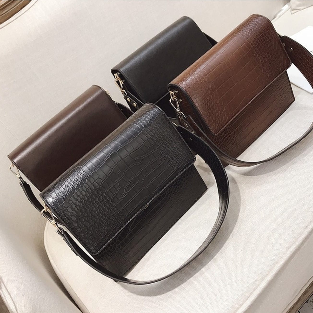 Celvera Compacte crossbody schoudertas met crocoprint in leer