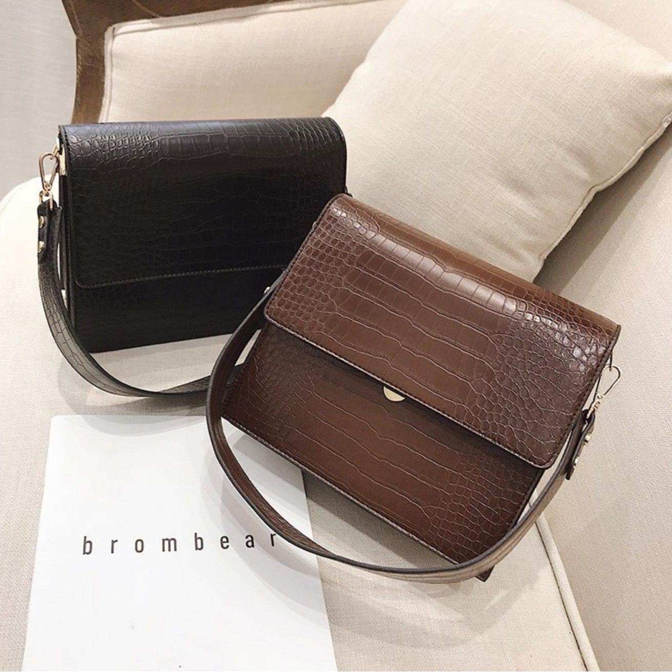 Celvera Compacte crossbody schoudertas met crocoprint in leer