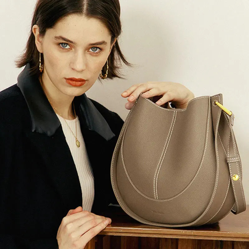 Celvera Tas Dames - Halfmaan Crossbody met Stiksels en Goud | Klassiek