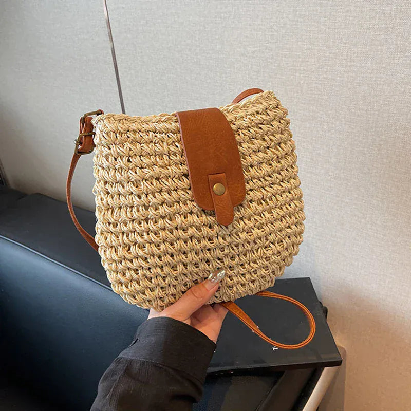 Celvera Tas Dames - Gevlochten Crossbody met Klep en Drukknoop | Zomer