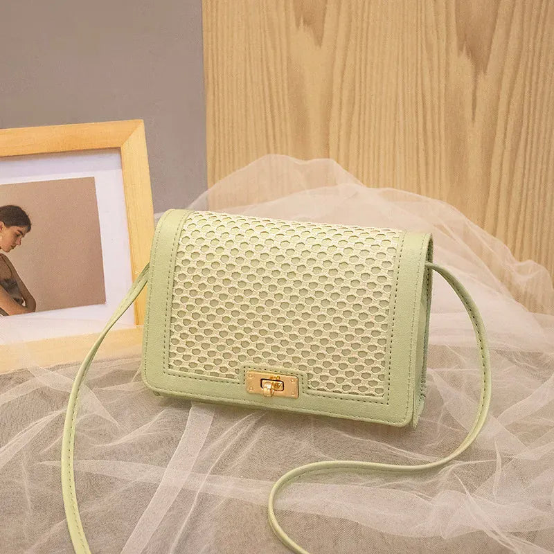 Celvera Tas Dames - Gevlochten Crossbody met Gouden Draaislot | Zomer