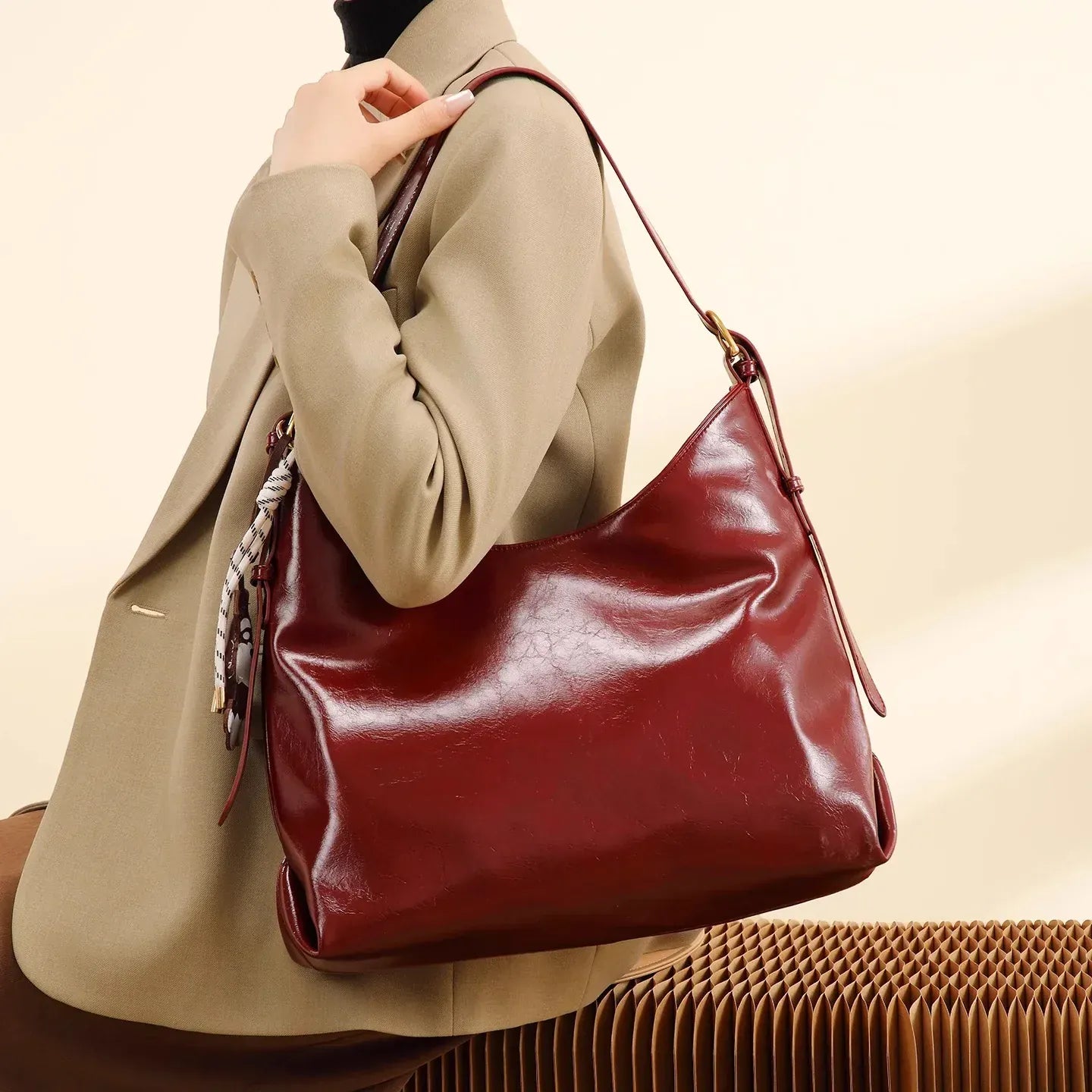 Celvera Tas Dames - Glanzende Schoudertas met Parel Sleutelhanger | Chique