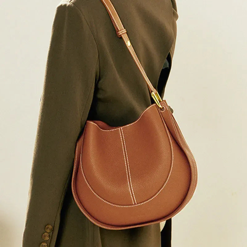 Celvera Tas Dames - Halfmaan Crossbody met Stiksels en Goud | Klassiek