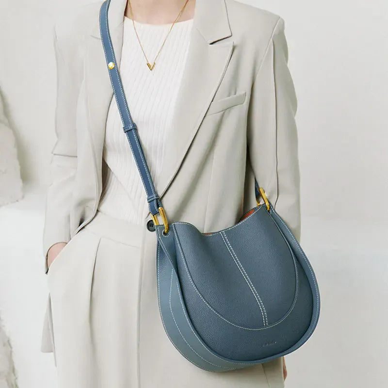 Celvera Tas Dames - Halfmaan Crossbody met Stiksels en Goud | Klassiek