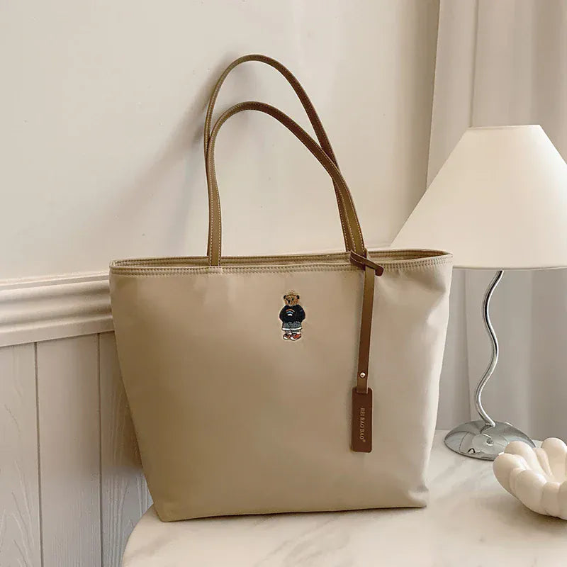 Celvera Tas Dames - Ruime Tote Bag met Label en Bedeltje | Casual