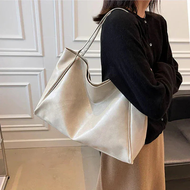Celvera Ruime shopper schoudertas in vegan leer