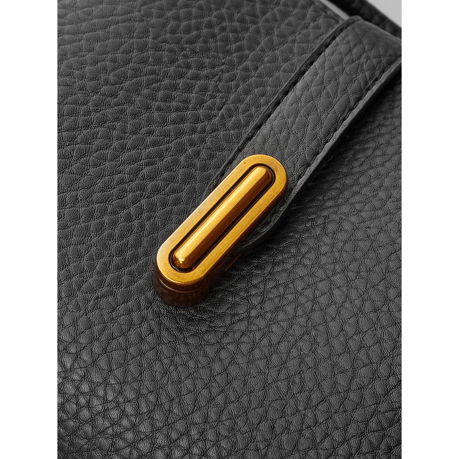 Celvera Zwarte Klassieke Handtas met Gouden Gespsluiting in Leder Look
