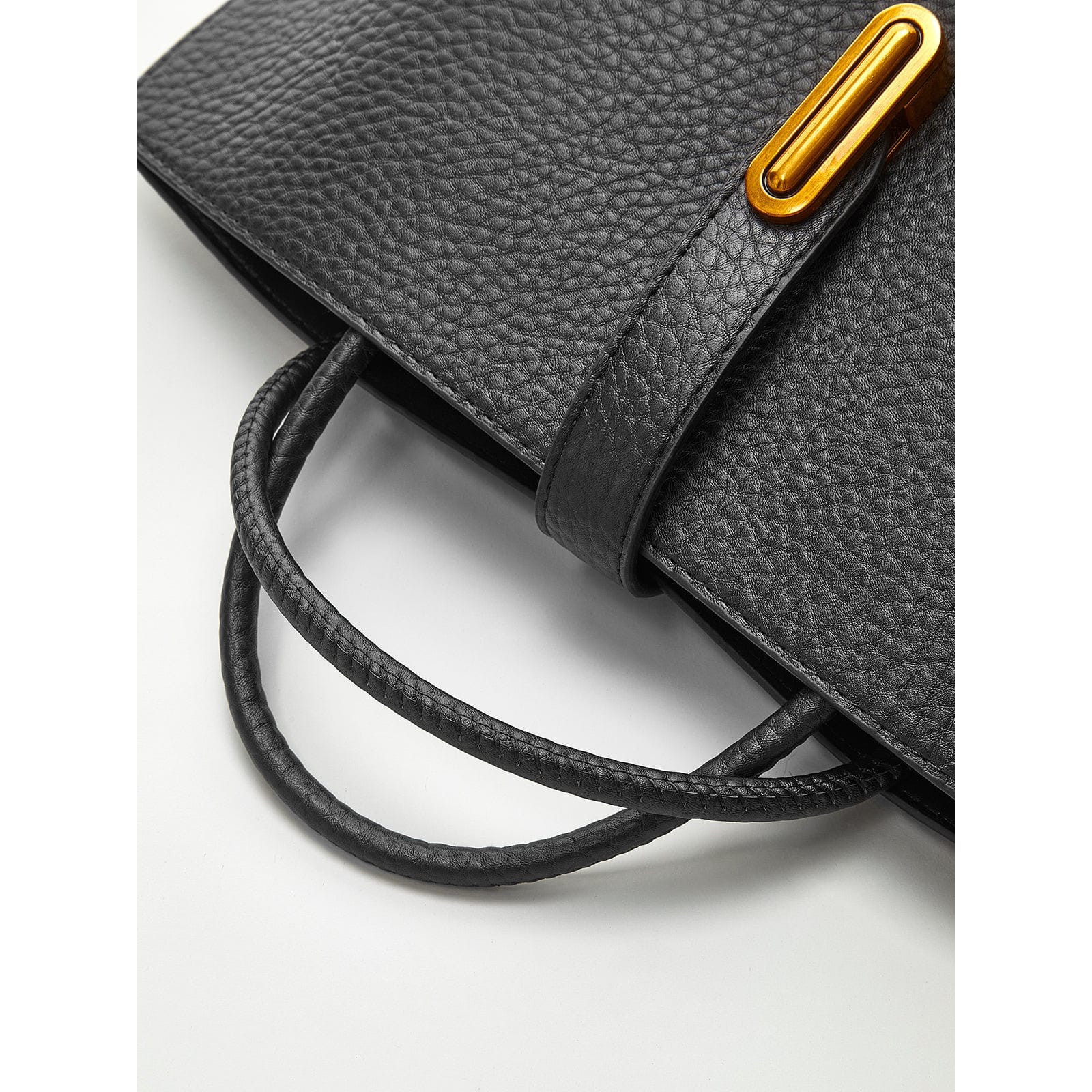 Celvera Zwarte Klassieke Handtas met Gouden Gespsluiting in Leder Look