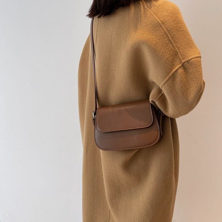 Celvera Tas Dames - Compacte Saddle Bag met Klepje en Schouderband | Klassiek