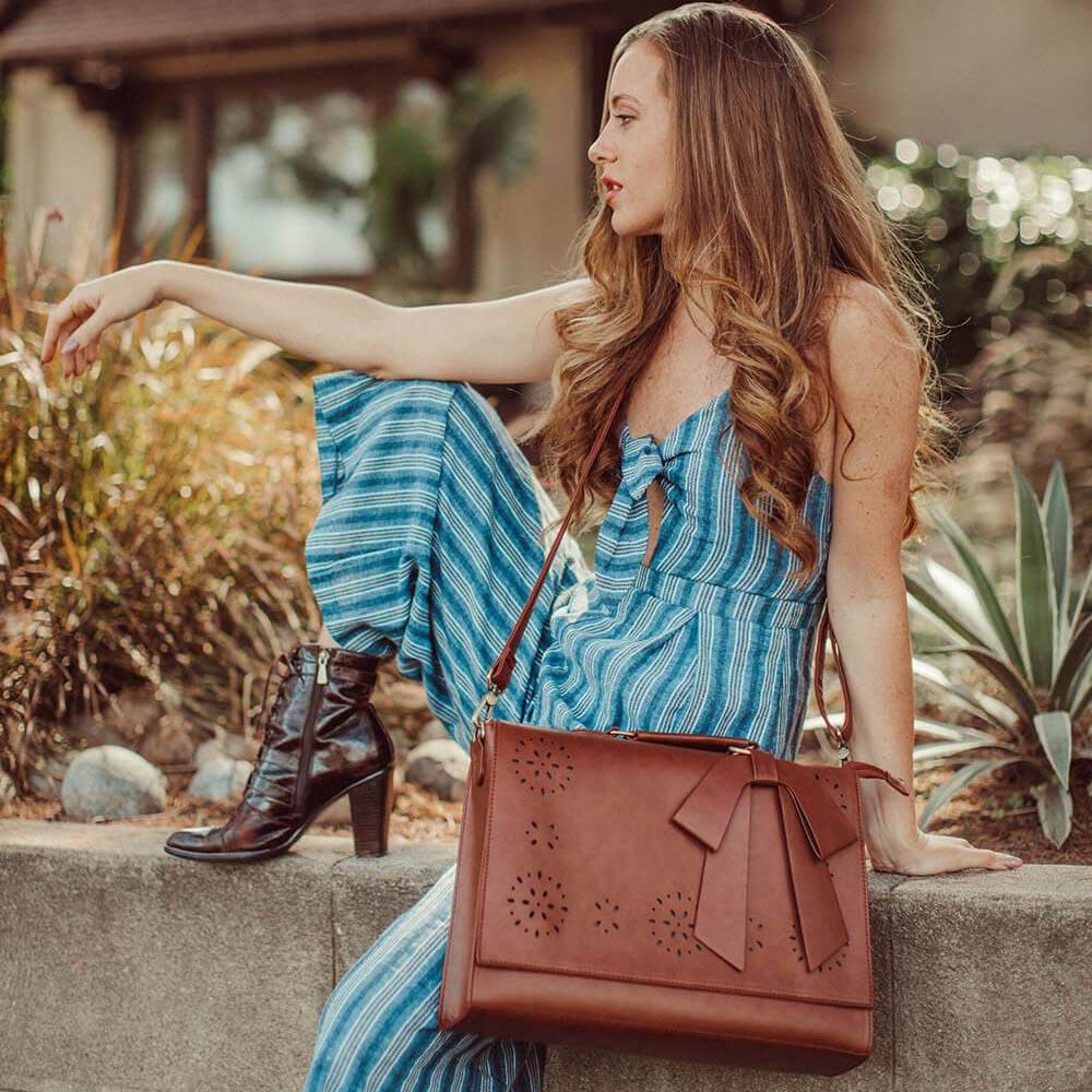 Celvera Tas Dames - Gestructureerde Flap Bag met Strik en Lasercut Detail | Chique