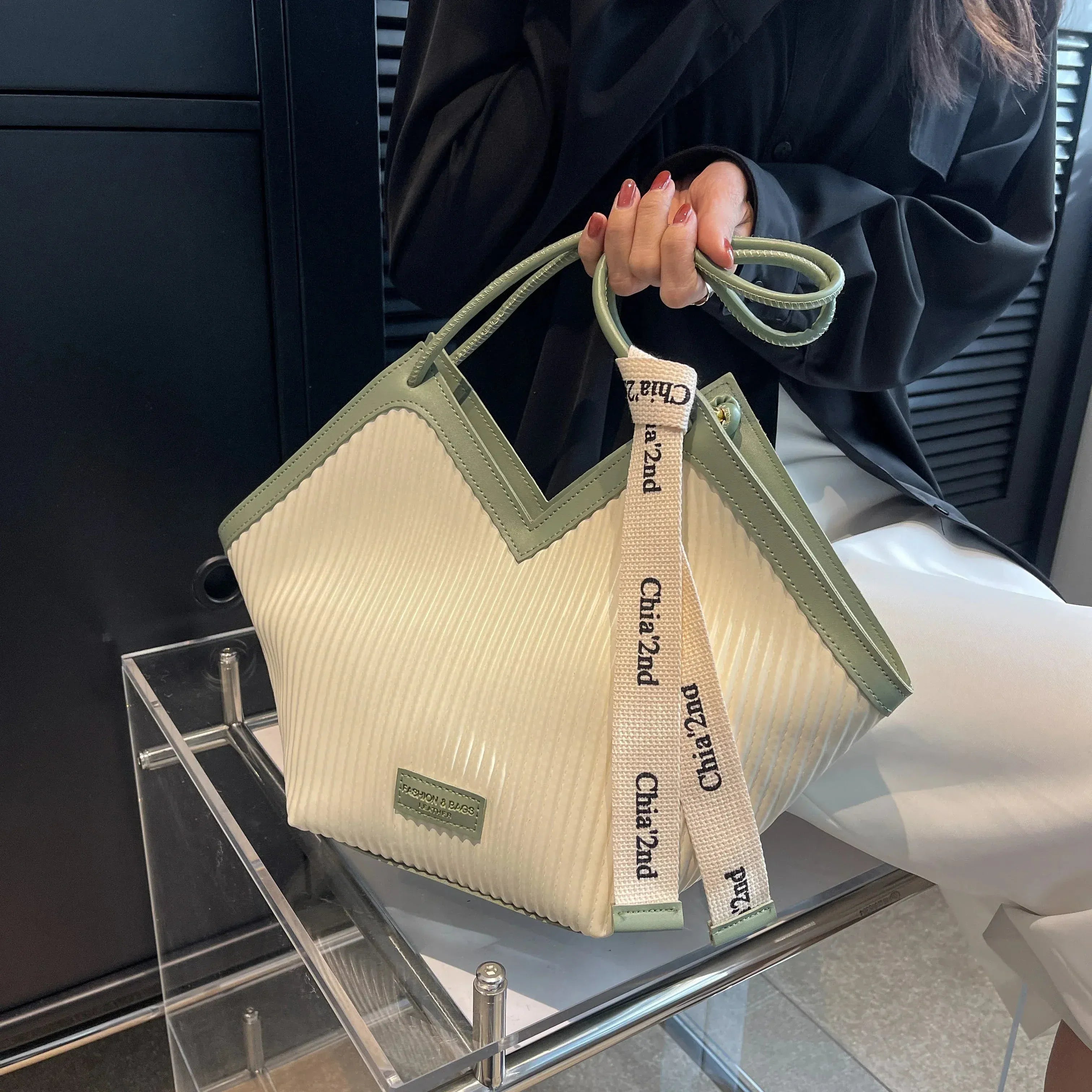 Celvera Stijlvolle damestas met modern design – licht, elegant en praktisch