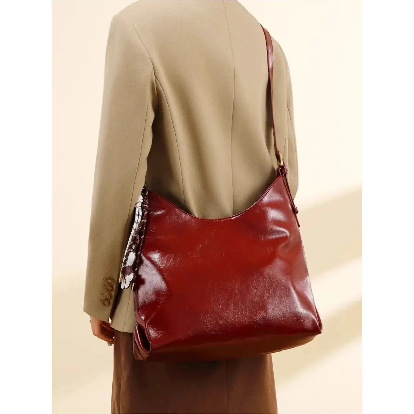 Celvera Tas Dames - Glanzende Schoudertas met Parel Sleutelhanger | Chique